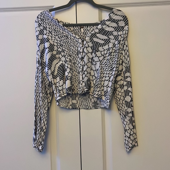 Free People Reptile Skin Patterned Long Sleeve Cropped Blouse Top Button Puff - Picture 3 of 9